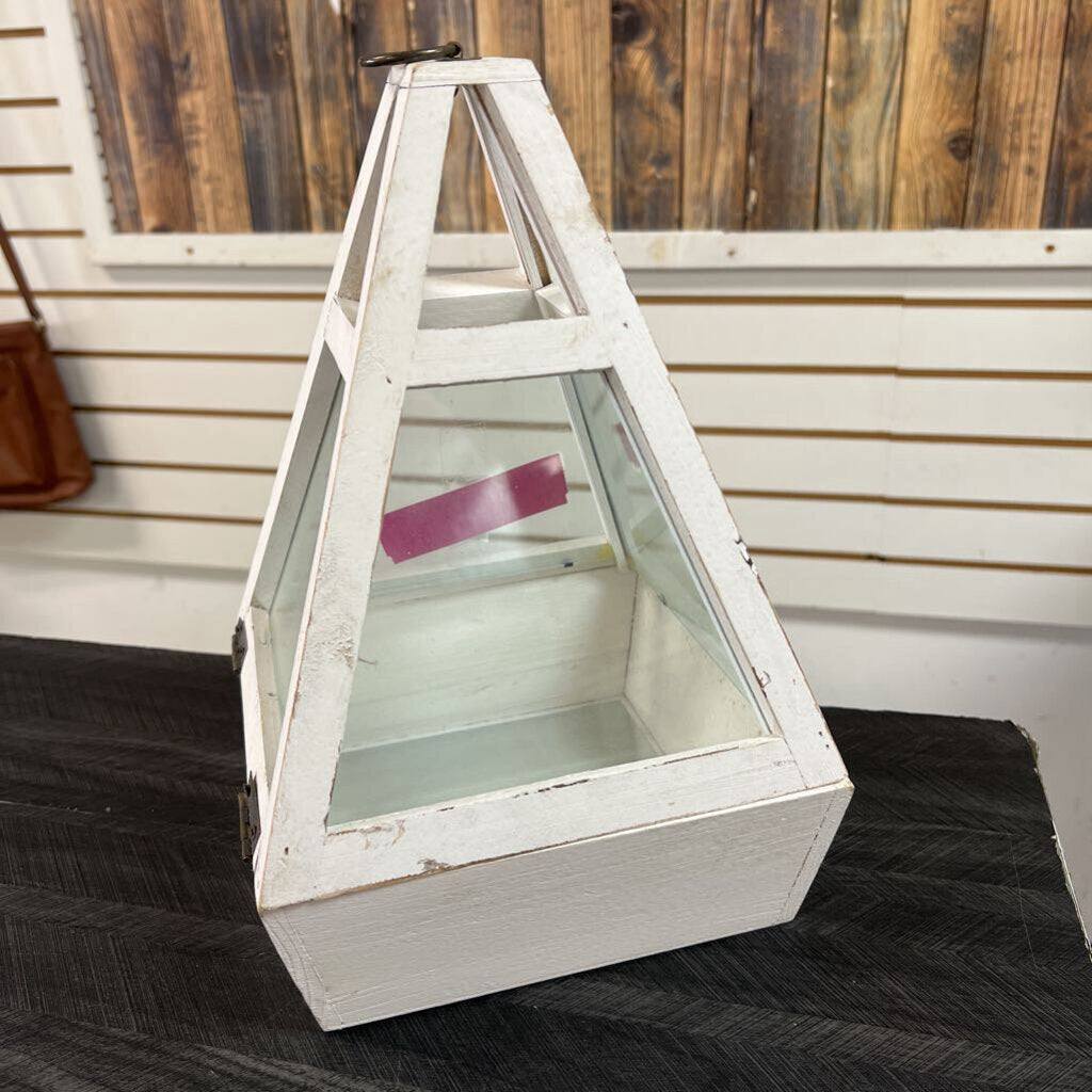 White Triangle Lantern 12x8; No Ship