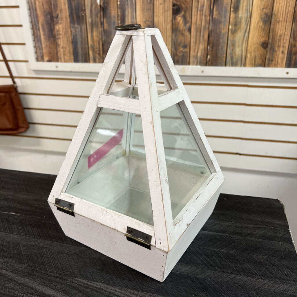 White Triangle Lantern 12x8; No Ship