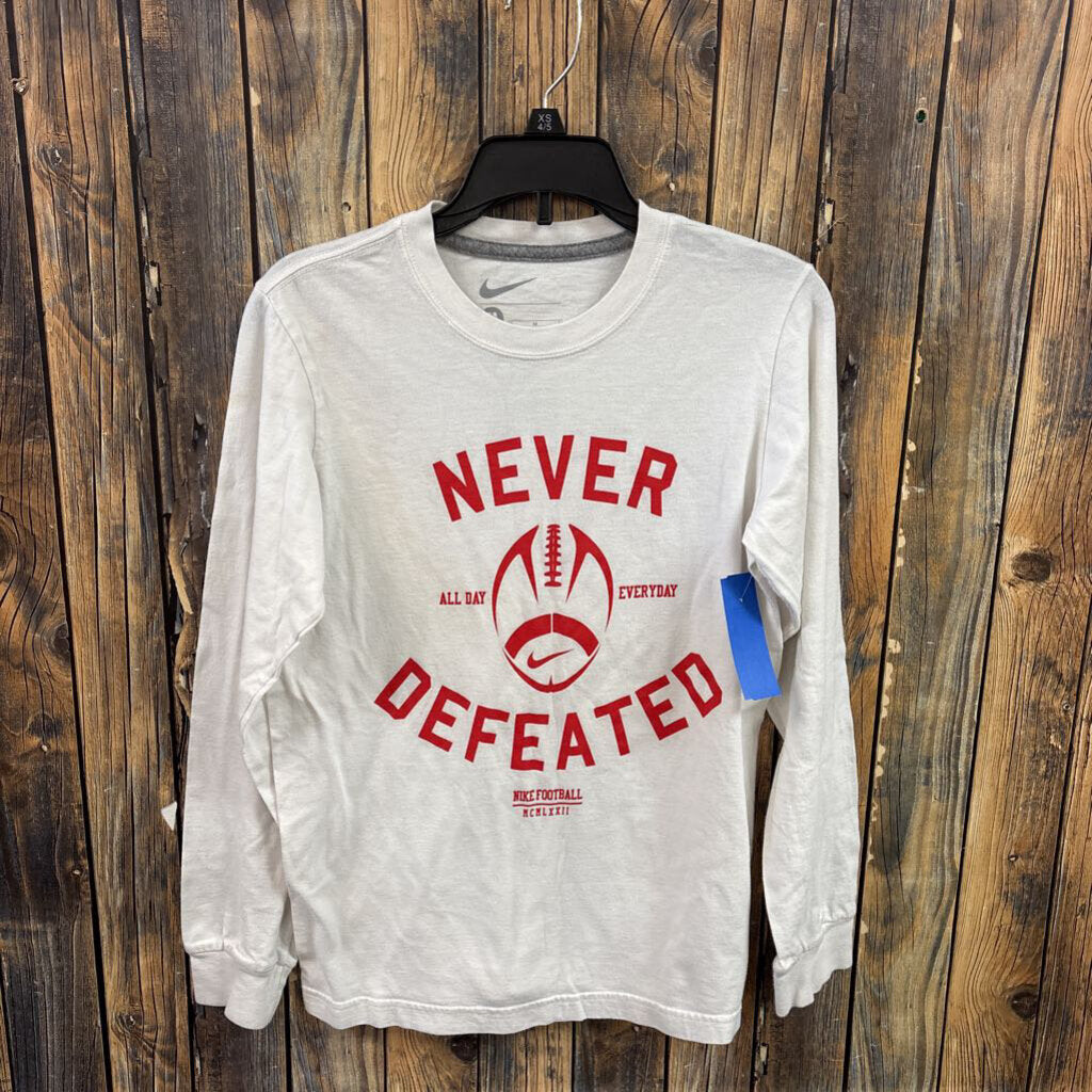 Nike Never Defeated Tee, Boys M