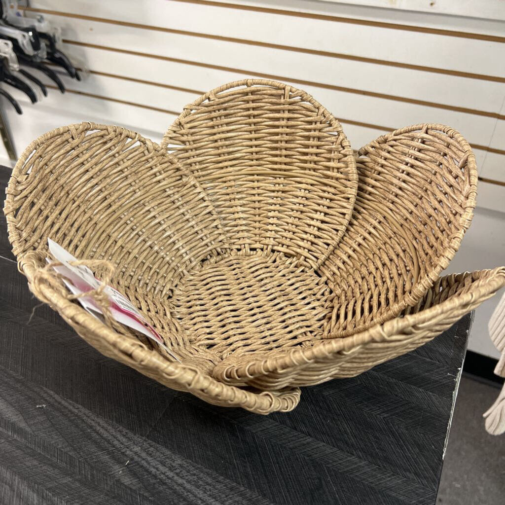 NWT Resin Basket - 14x6