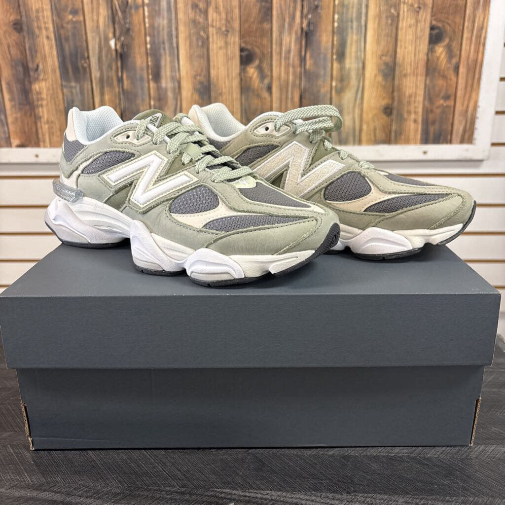 NIB New Balance Green 9060 Shoes, Women's 10