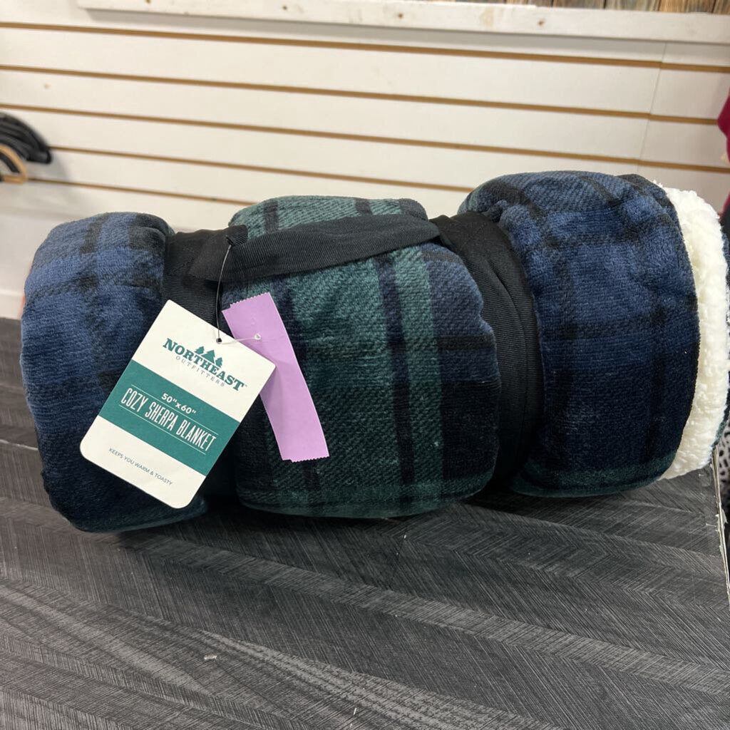 NWT 50x60 Cozy Sherpa Throw