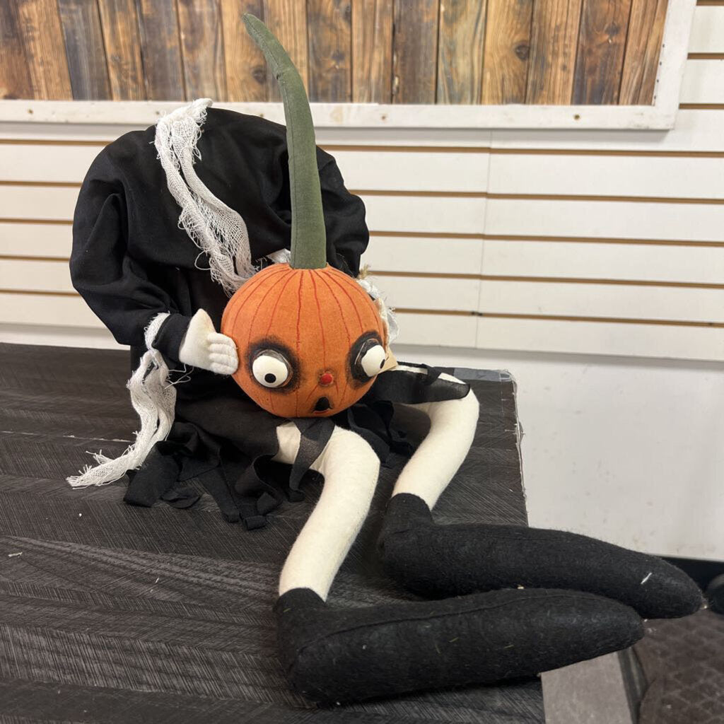 NWT Primitive Headless Halloween Decor - 9x8