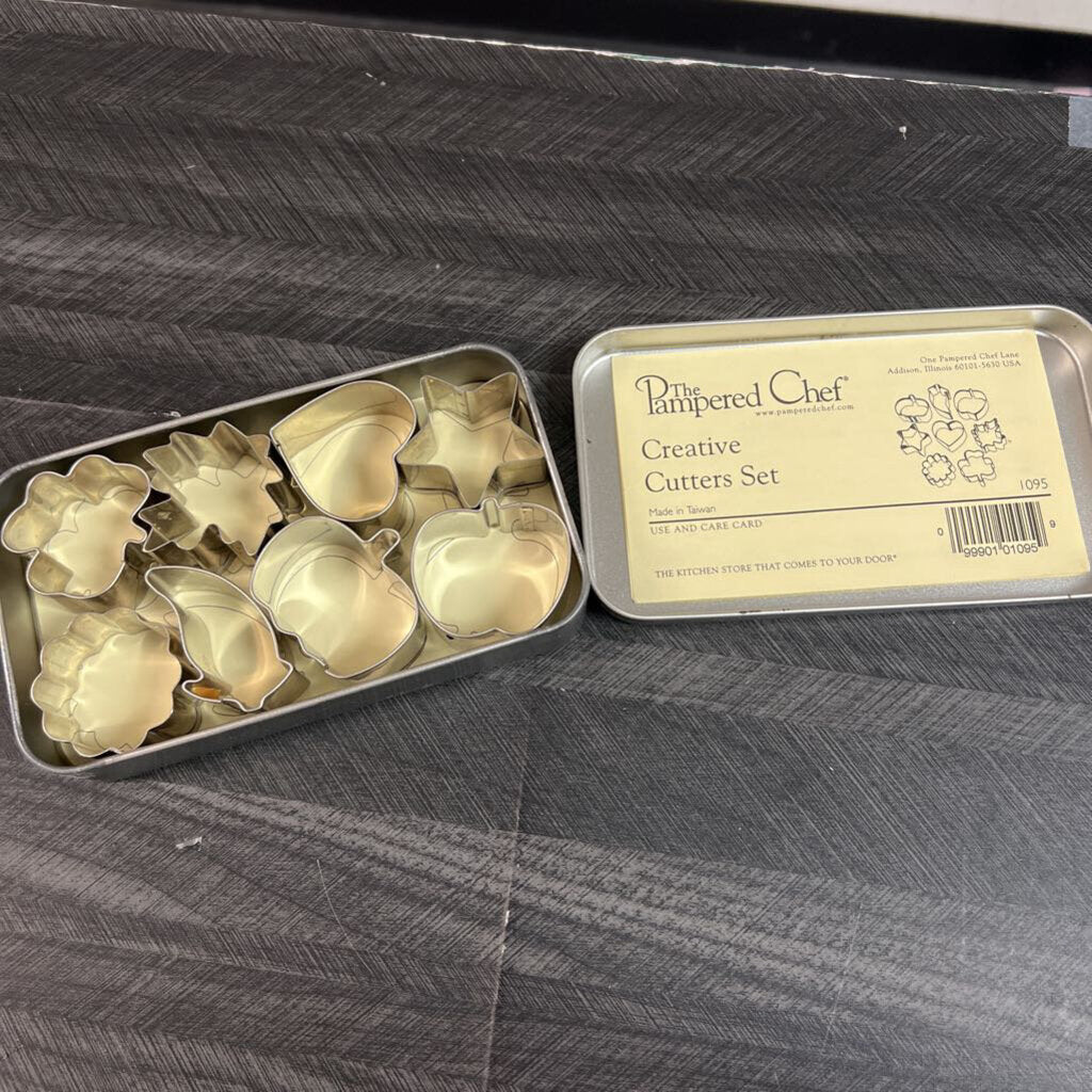 The Pampered Chef Creative Cutters Mini Cookies Set